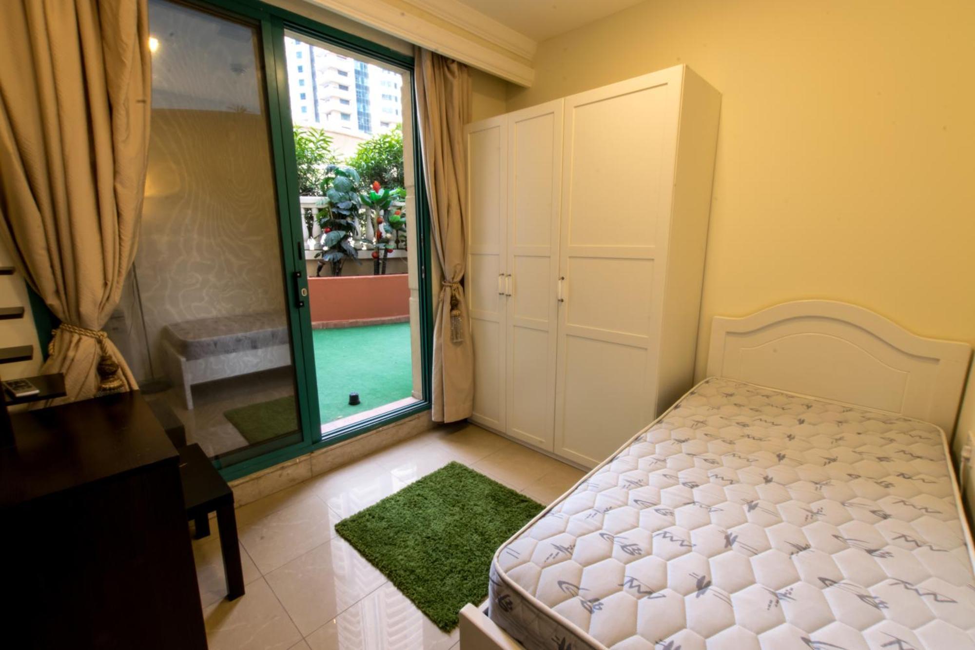 Апартаменты Budget With Private Bathroom For 'girls' Only In Dubai, Marina
