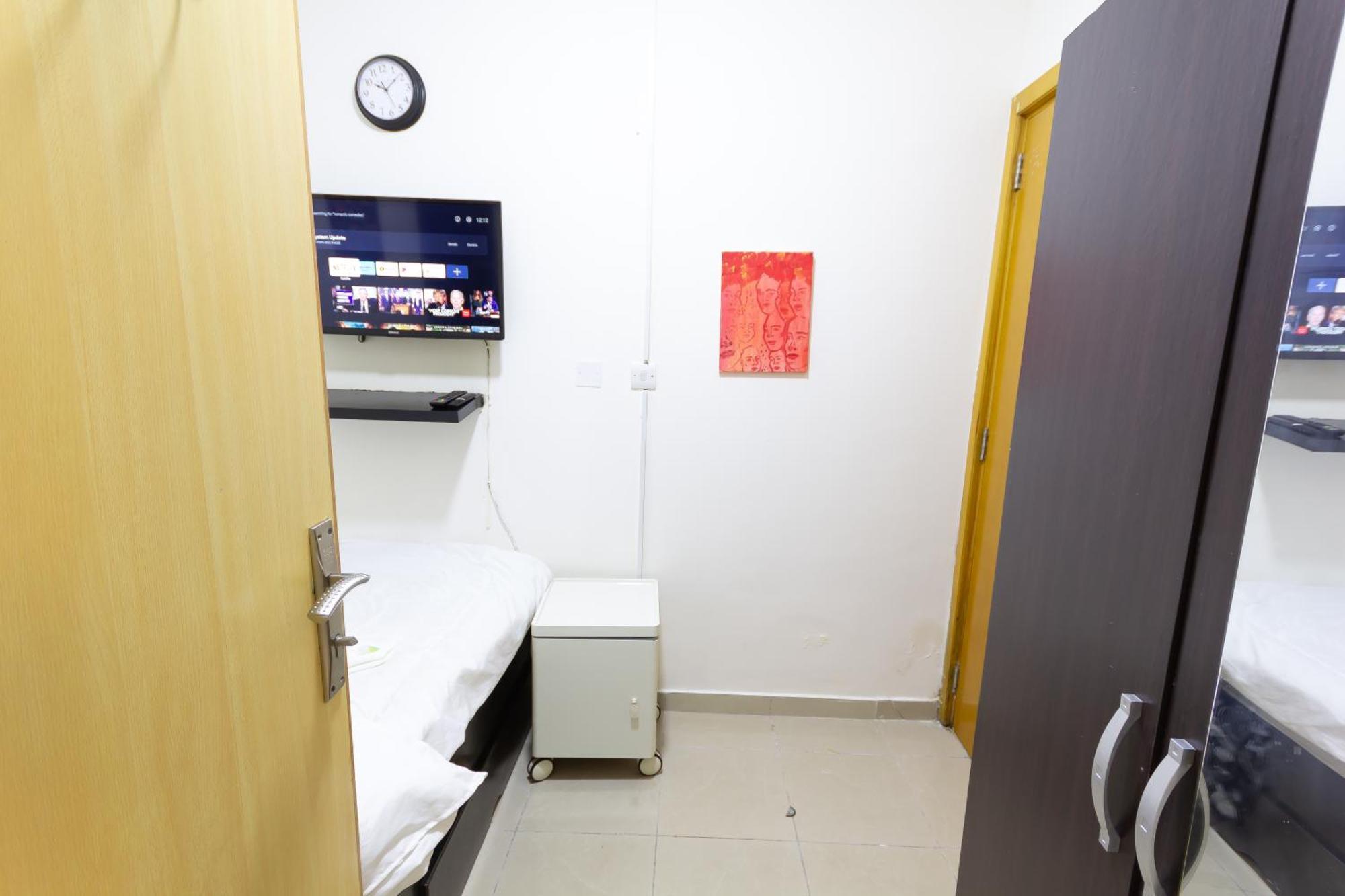 Апартаменты Budget With Private Bathroom For 'girls' Only In Dubai, Marina Дубай